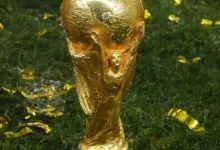 Logotipo da Netflix sobre fundo escuro com elementos de futebol