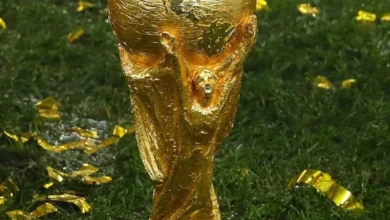 Logotipo da Netflix sobre fundo escuro com elementos de futebol
