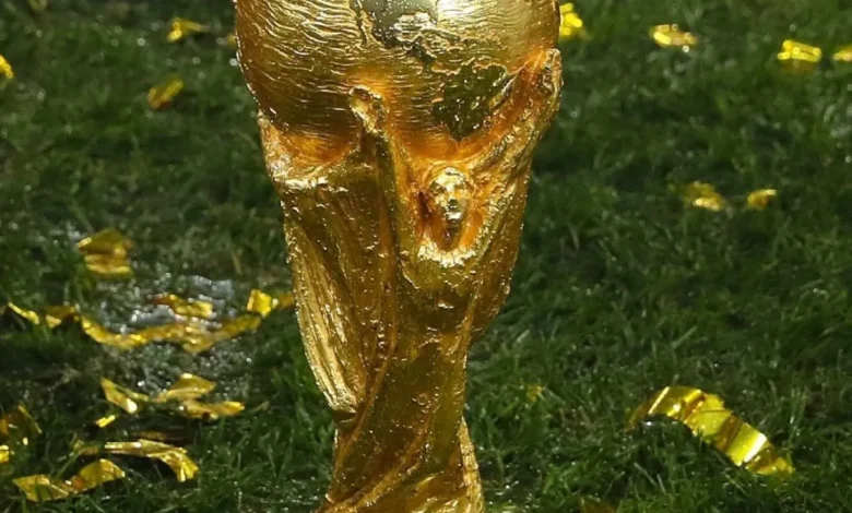 Logotipo da Netflix sobre fundo escuro com elementos de futebol