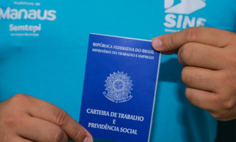 Posto de atendimento do Sine Manaus com candidatos em busca de oportunidades