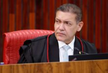 Foto do ministro Kássio Nunes Marques, presidente do TSE, durante sessão de julgamento.