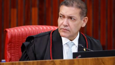 Foto do ministro Kássio Nunes Marques, presidente do TSE, durante sessão de julgamento.