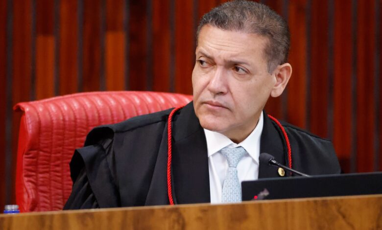 Foto do ministro Kássio Nunes Marques, presidente do TSE, durante sessão de julgamento.