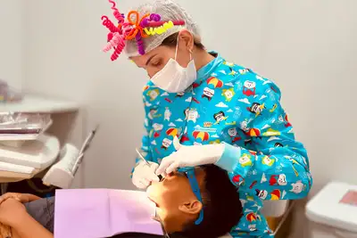 Crianças recebem atendimento odontológico e orientações de saúde bucal no CEO 2