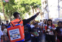 Voluntários da Defesa Civil auxiliam romeiros durante o Círio em Belém