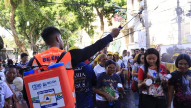 Voluntários da Defesa Civil auxiliam romeiros durante o Círio em Belém