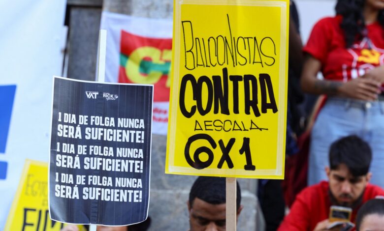Trabalhadores em ambiente corporativo