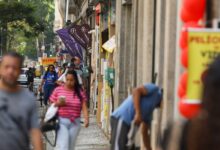 Ajudante de cozinha comemora a aprovação do fim da escala de trabalho 6x1 no Rio de Janeiro
