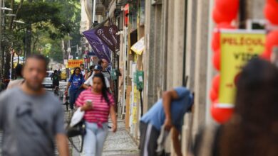 Ajudante de cozinha comemora a aprovação do fim da escala de trabalho 6x1 no Rio de Janeiro