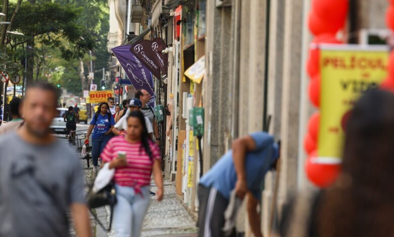 Ajudante de cozinha comemora a aprovação do fim da escala de trabalho 6x1 no Rio de Janeiro