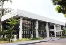 Fachada de prédio público representando a administração do Governo do Amapá