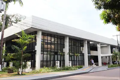 Fachada de prédio público representando a administração do Governo do Amapá