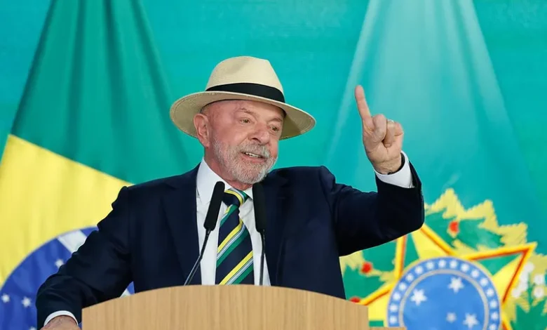 Dispositivo móvel com aplicativo de rede social e debate político