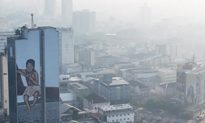 Fumaça de queimadas encobre a cidade de Manaus