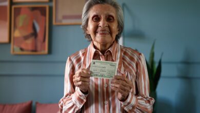Idoso utilizando urnas eletrônicas durante as eleições.