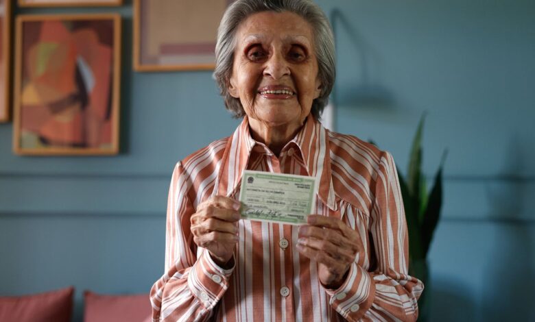 Idoso utilizando urnas eletrônicas durante as eleições.