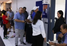 Eleitores verificam local de votação para o segundo turno