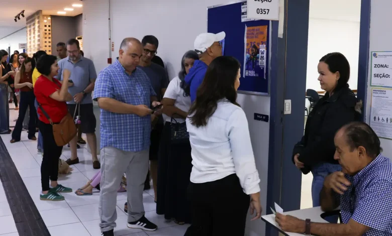 Eleitores verificam local de votação para o segundo turno