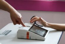 Urna eletrônica em seção de votação