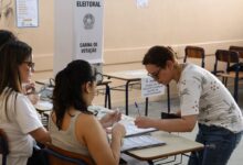 Urna eletrônica em seção eleitoral durante as eleições de 2026