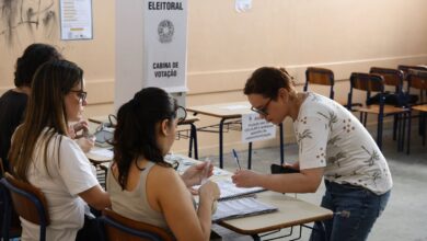 Urna eletrônica em seção eleitoral durante as eleições de 2026