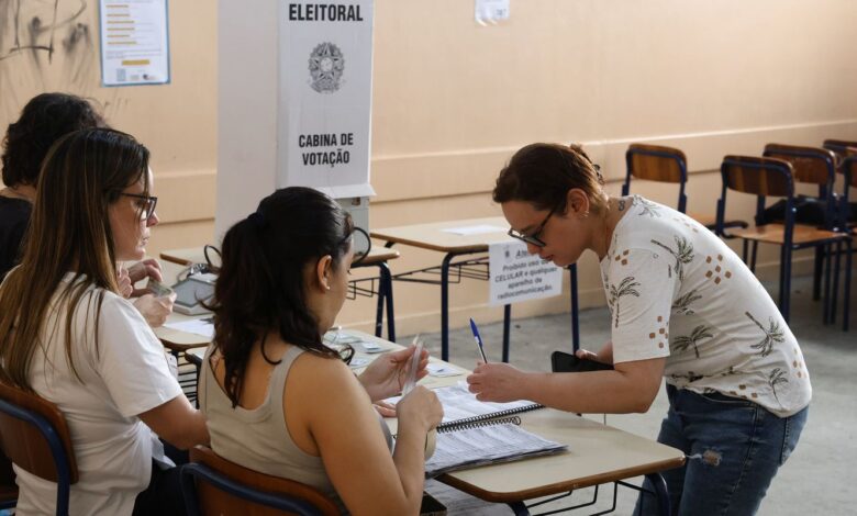 Urna eletrônica em seção eleitoral durante as eleições de 2026
