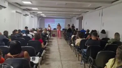 Profissionais reunidos em auditório para capacitação sobre inclusão escolar em Macapá