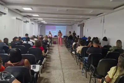 Profissionais reunidos em auditório para capacitação sobre inclusão escolar em Macapá