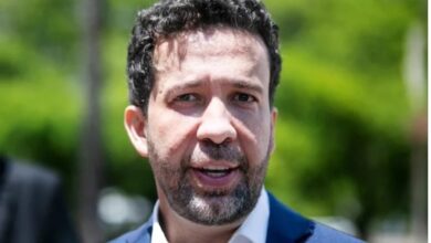 Deputado federal André Janones em evento político