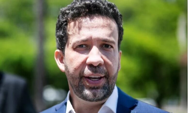 Deputado federal André Janones em evento político