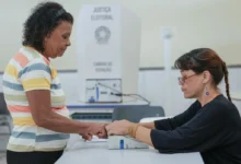Urna eletrônica em seção de votação