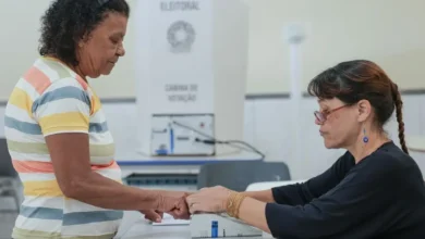 Urna eletrônica em seção de votação