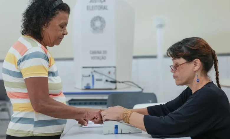 Urna eletrônica em seção de votação