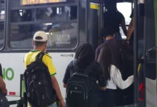 Eleitores utilizando transporte público durante o segundo turno das eleições