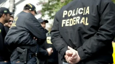 Caminhão e equipe da Polícia Federal durante operação de incineração de drogas