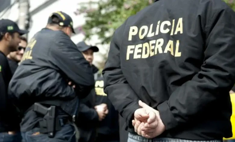 Caminhão e equipe da Polícia Federal durante operação de incineração de drogas
