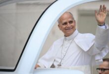Papa Leão XIV acena aos fiéis na Praça São Pedro
