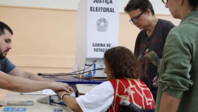 Idoso utilizando urna eletrônica durante votação