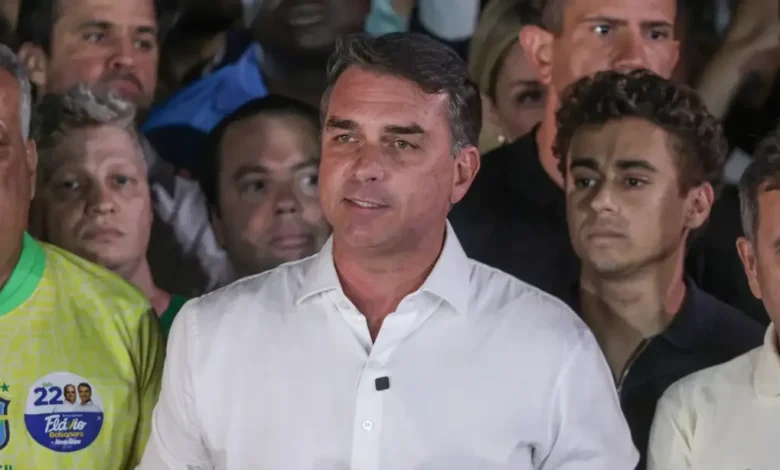 Aliado de Donald Trump diz que Flávio Bolsonaro chegou aos Estados Unidos