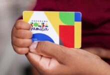Dispositivos eletrônicos exibindo redes sociais