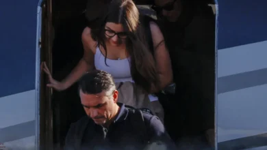 Aeronave com o senador Flávio Bolsonaro e a família pousa no Aeroporto Opa Locka, na Flórida