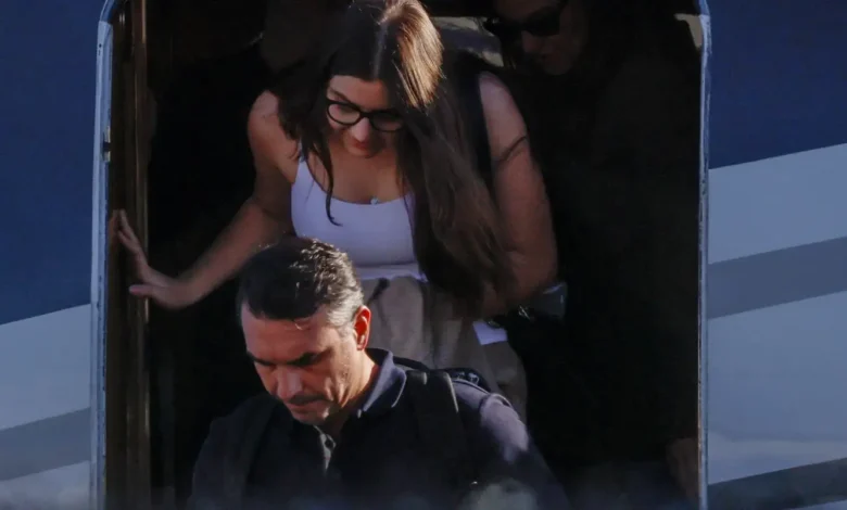 Aeronave com o senador Flávio Bolsonaro e a família pousa no Aeroporto Opa Locka, na Flórida