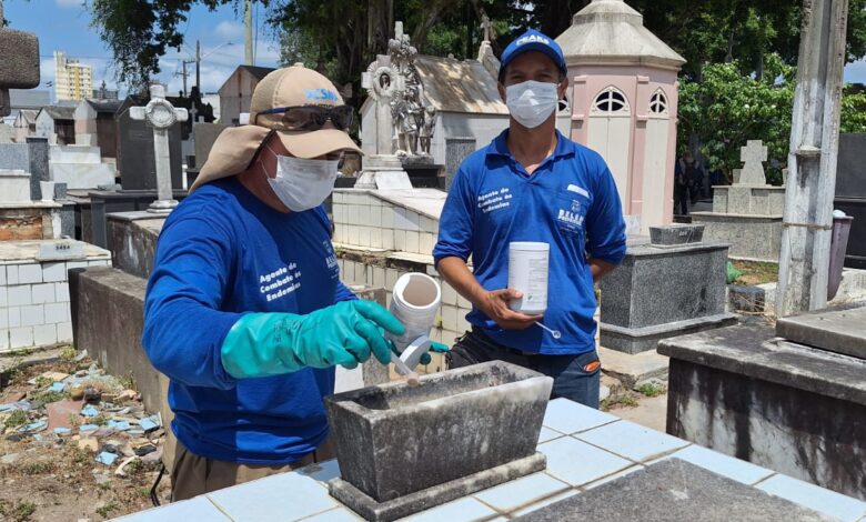 Agentes de saúde realizam vistorias em cemitérios municipais de Belém