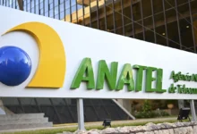 Aparelho celular em destaque com foco em regulamentação de telecomunicações