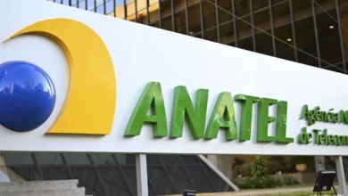 Aparelho celular em destaque com foco em regulamentação de telecomunicações