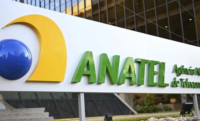 Aparelho celular em destaque com foco em regulamentação de telecomunicações