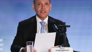 Urnas eletrônicas e símbolos da Justiça Eleitoral no Brasil