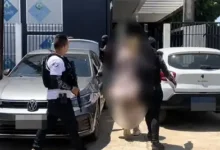 Policiais civis durante operação em clínica de estética irregular em Santana