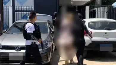 Policiais civis durante operação em clínica de estética irregular em Santana